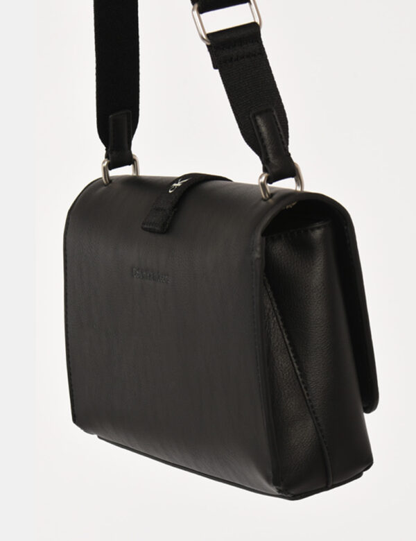 Borsa Calvin Klein Nero - Borsa a tracolla di medie dimensioni in total nero. La bag si compone di doppio scompartimento con