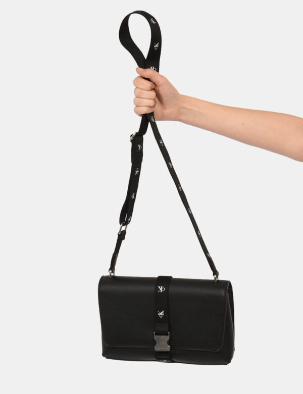 Borsa Calvin Klein Nero - Borsa a tracolla di medie dimensioni in total nero. La bag si compone di doppio scompartimento con
