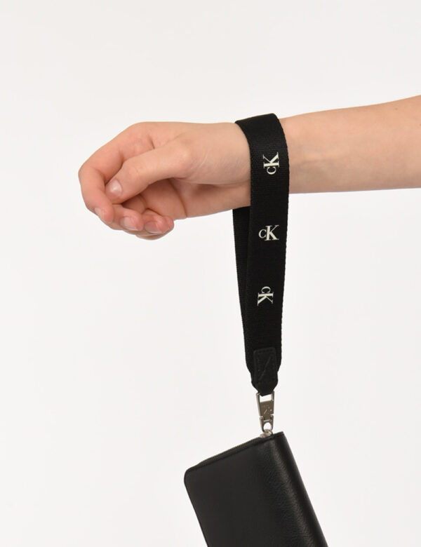 Portafogli Calvin Klein Nero - Portafogli di grandi dimensioni in simil pelle ed in total nero, con logo brand sagomato. Pre