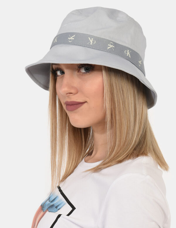 Cappello Calvin Klein Grigio - Cappello alla pescatore in total grigio chiaro con logo brand in tinta coordinata. L'indossat