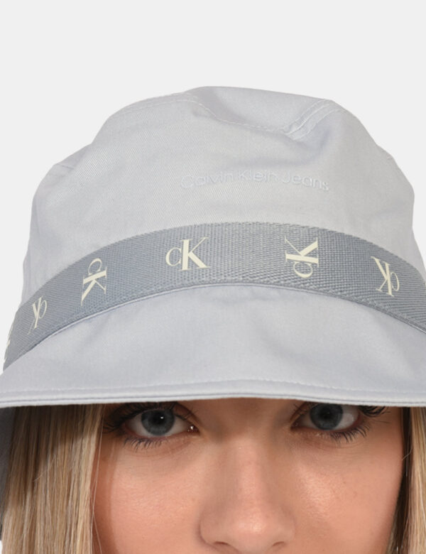 Cappello Calvin Klein Grigio - Cappello alla pescatore in total grigio chiaro con logo brand in tinta coordinata. L'indossat
