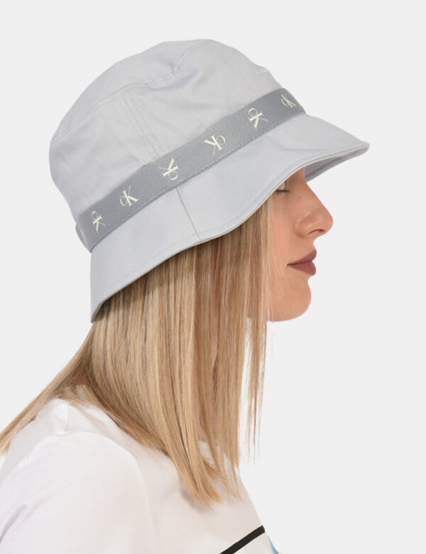 Cappello Calvin Klein Grigio - Cappello alla pescatore in total grigio chiaro con logo brand in tinta coordinata. L'indossat