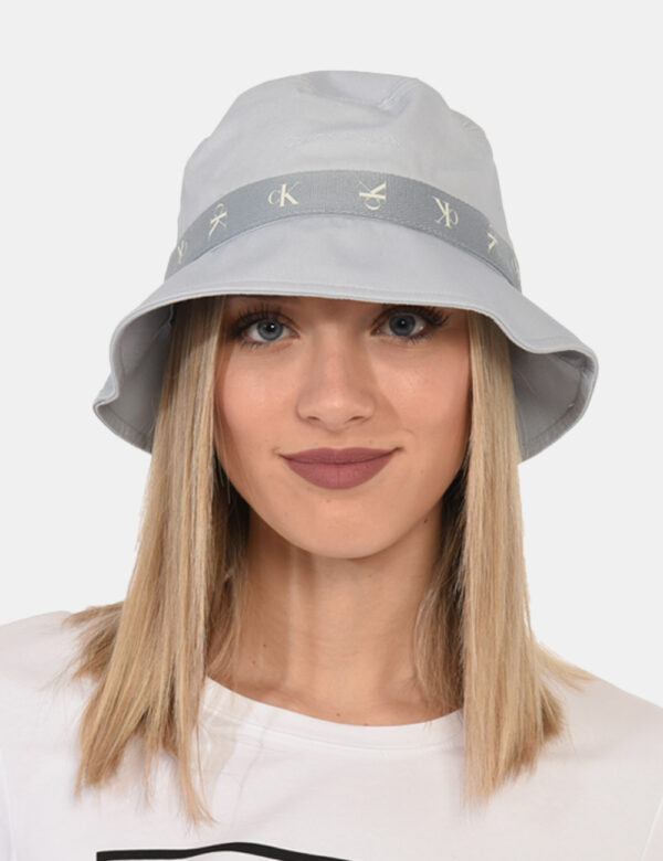 Cappello Calvin Klein Grigio - Cappello alla pescatore in total grigio chiaro con logo brand in tinta coordinata. L'indossat