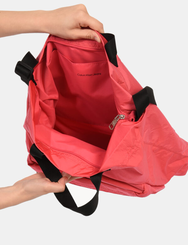 Borsa Calvin Klein Rosa - Borsa di grandi dimensioni in total nylon rosa salmone. L'interno è ampio con tasca a fessura e ch