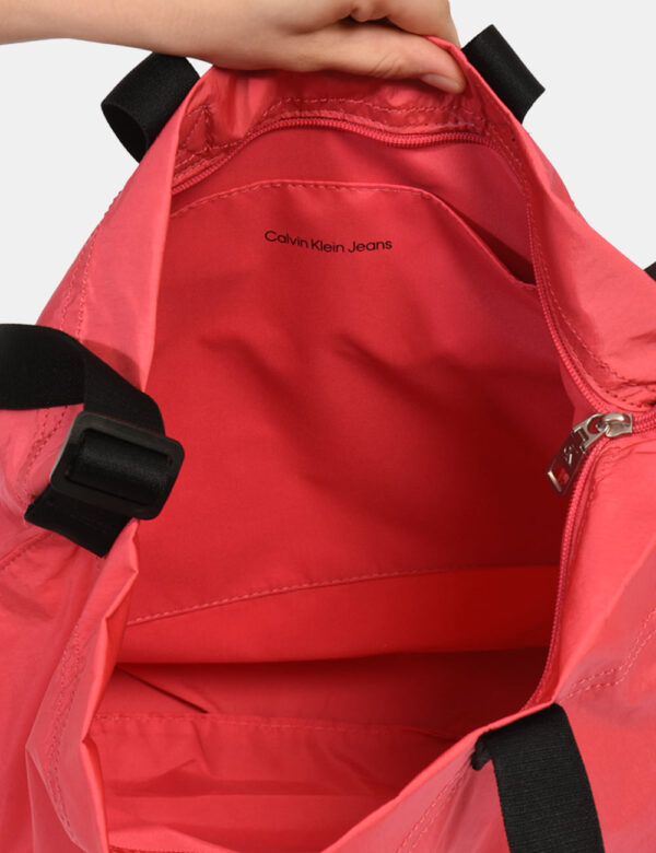 Borsa Calvin Klein Rosa - Borsa di grandi dimensioni in total nylon rosa salmone. L'interno è ampio con tasca a fessura e ch