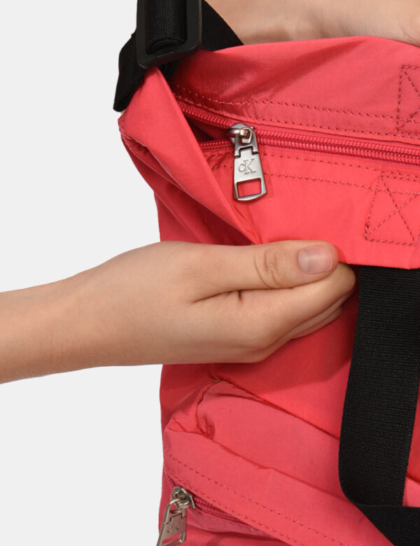 Borsa Calvin Klein Rosa - Borsa di grandi dimensioni in total nylon rosa salmone. L'interno è ampio con tasca a fessura e ch