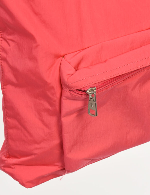 Borsa Calvin Klein Rosa - Borsa di grandi dimensioni in total nylon rosa salmone. L'interno è ampio con tasca a fessura e ch