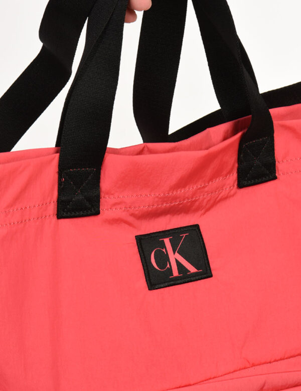 Borsa Calvin Klein Rosa - Borsa di grandi dimensioni in total nylon rosa salmone. L'interno è ampio con tasca a fessura e ch