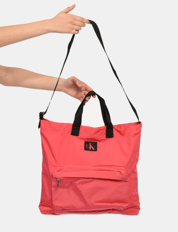 Borsa Calvin Klein Rosa - Borsa di grandi dimensioni in total nylon rosa salmone. L'interno è ampio con tasca a fessura e ch