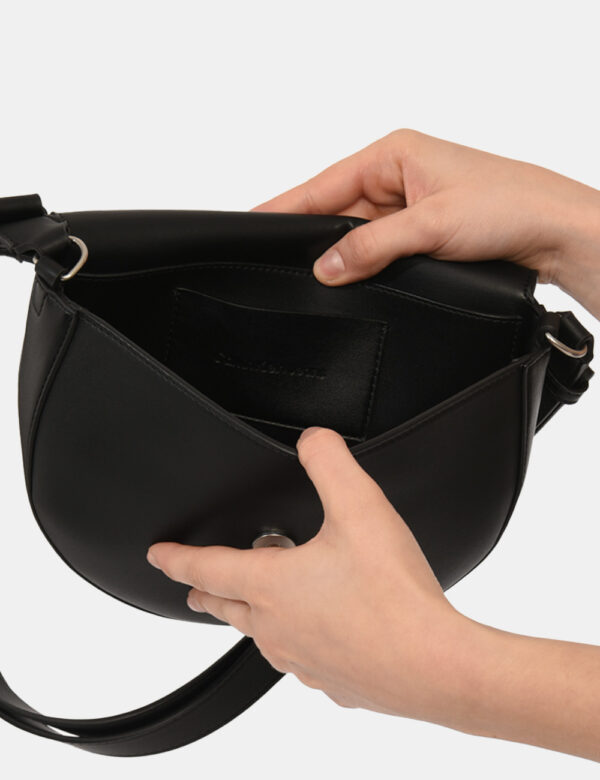 Borsa Calvin Klein Nero - : Borsa a spalla di piccole dimensioni in total nero con stampa logo brand. L'interno si presenta