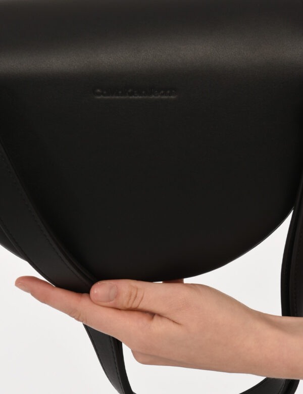 Borsa Calvin Klein Nero - : Borsa a spalla di piccole dimensioni in total nero con stampa logo brand. L'interno si presenta