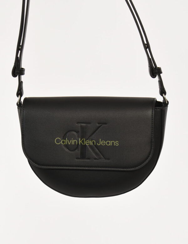 Borsa Calvin Klein Nero - : Borsa a spalla di piccole dimensioni in total nero con stampa logo brand. L'interno si presenta