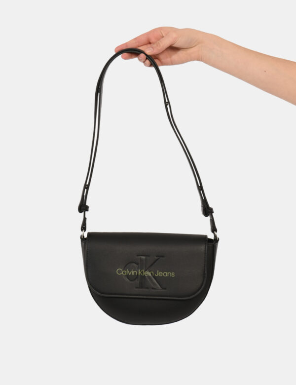 Borsa Calvin Klein Nero - : Borsa a spalla di piccole dimensioni in total nero con stampa logo brand. L'interno si presenta