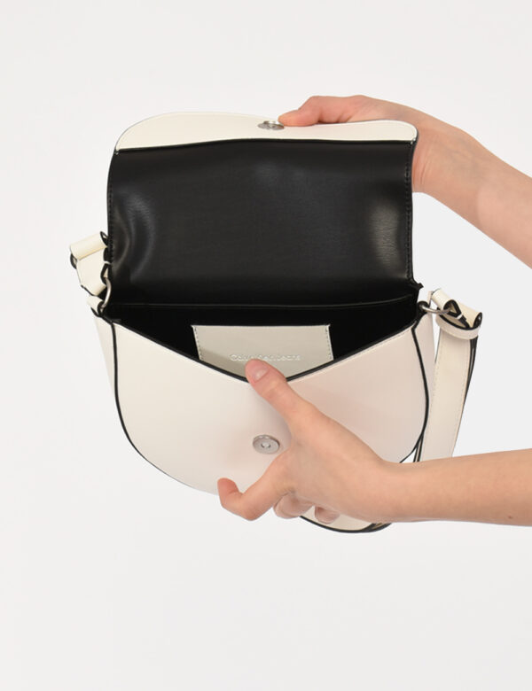 Borsa Calvin Klein Bianco - : Borsa a spalla di piccole dimensioni in total bianco con stampa logo brand. L'interno si prese
