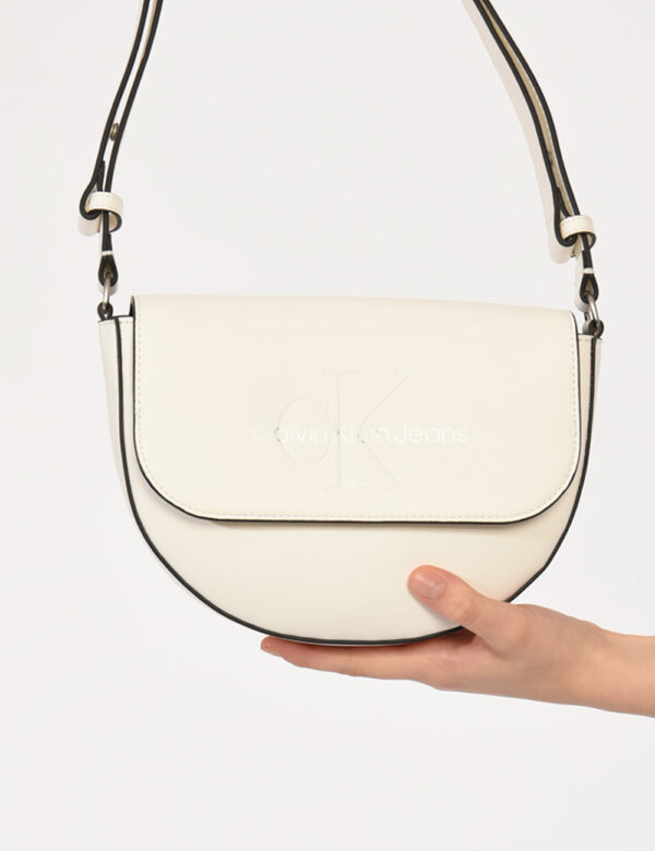 Borsa Calvin Klein Bianco - : Borsa a spalla di piccole dimensioni in total bianco con stampa logo brand. L'interno si prese