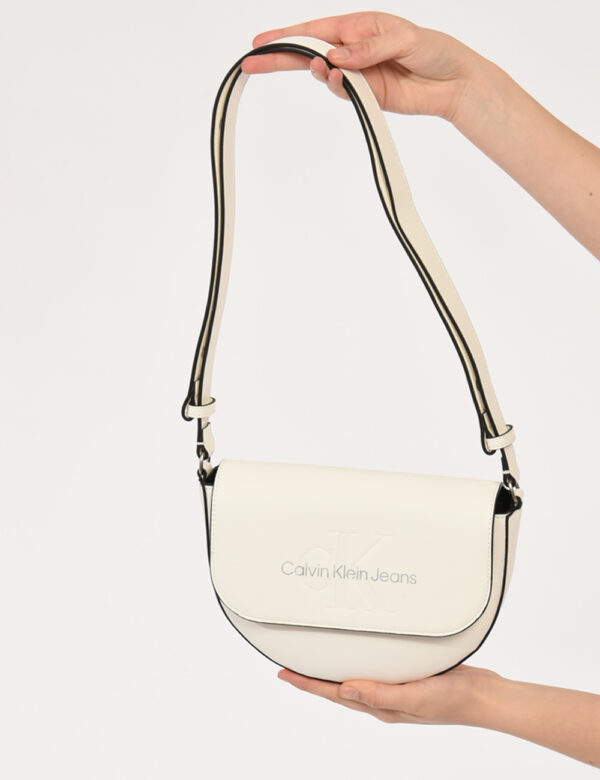 Borsa Calvin Klein Bianco - : Borsa a spalla di piccole dimensioni in total bianco con stampa logo brand. L'interno si prese