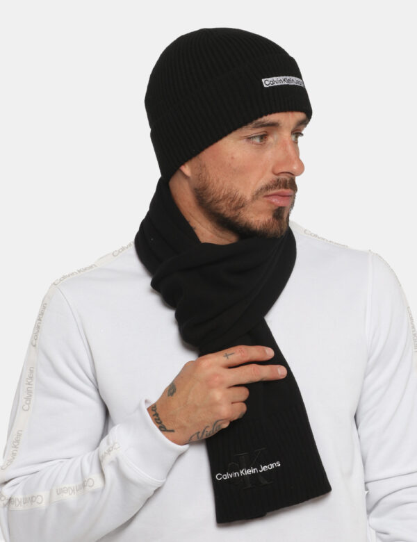 Sciarpa Calvin Klein nero - COMPOSIZIONE E VESTIBILITÀ:100% cotoneCONSIGLI DI STILE:Sciarpa in 100% cotone in total nero con