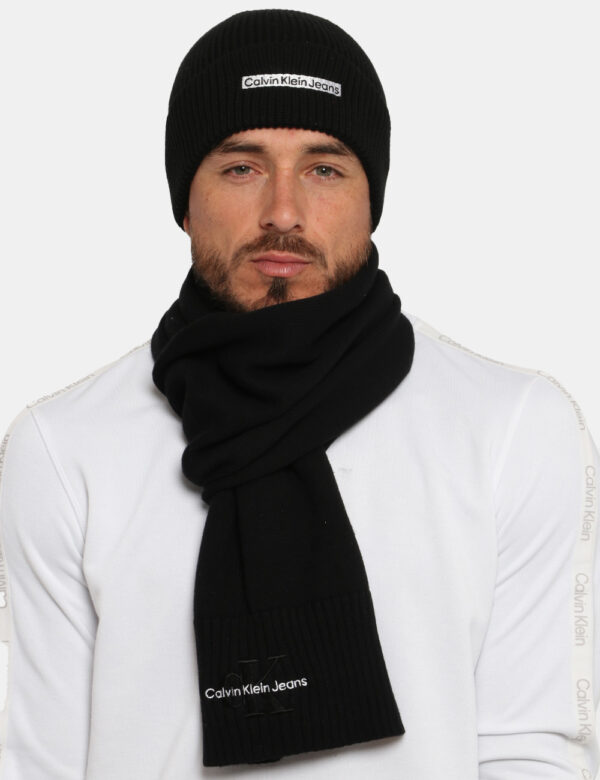 Sciarpa Calvin Klein nero - COMPOSIZIONE E VESTIBILITÀ:100% cotoneCONSIGLI DI STILE:Sciarpa in 100% cotone in total nero con