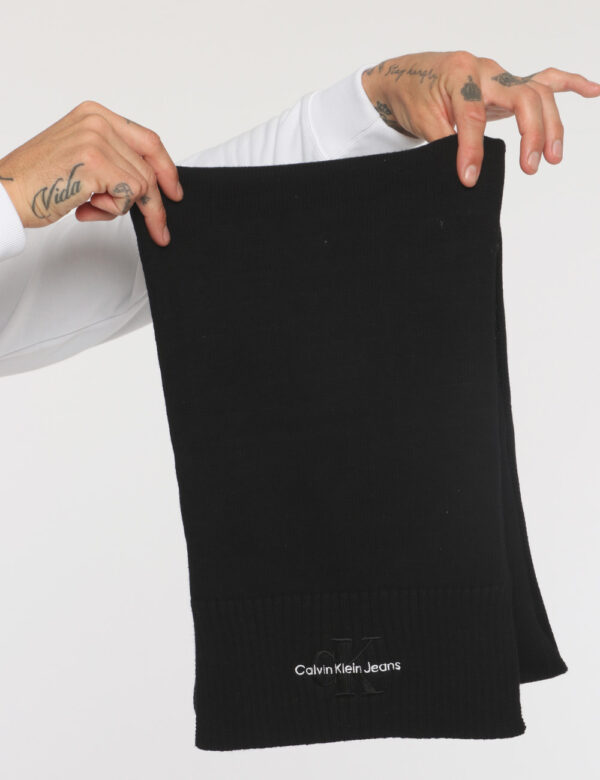 Sciarpa Calvin Klein nero - COMPOSIZIONE E VESTIBILITÀ:100% cotoneCONSIGLI DI STILE:Sciarpa in 100% cotone in total nero con