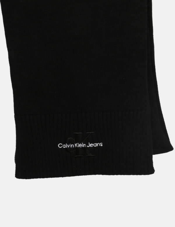 Sciarpa Calvin Klein nero - COMPOSIZIONE E VESTIBILITÀ:100% cotoneCONSIGLI DI STILE:Sciarpa in 100% cotone in total nero con