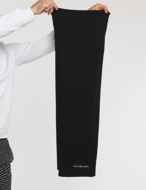 Sciarpa Calvin Klein nero - COMPOSIZIONE E VESTIBILITÀ:100% cotoneCONSIGLI DI STILE:Sciarpa in 100% cotone in total nero con