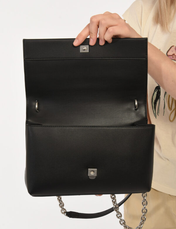 Borsa Calvin Klein Nero - Borsa a tracolla di medie dimensioni in simil pelle ed in total bianco con logo brand. La bag si c