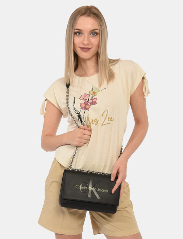 Borsa Calvin Klein Nero - Borsa a tracolla di medie dimensioni in simil pelle ed in total bianco con logo brand. La bag si c