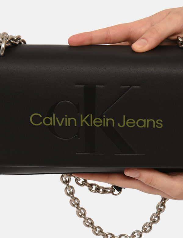 Borsa Calvin Klein Nero - Borsa a tracolla di medie dimensioni in simil pelle ed in total bianco con logo brand. La bag si c