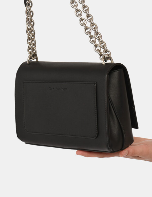 Borsa Calvin Klein Nero - Borsa a tracolla di medie dimensioni in simil pelle ed in total bianco con logo brand. La bag si c