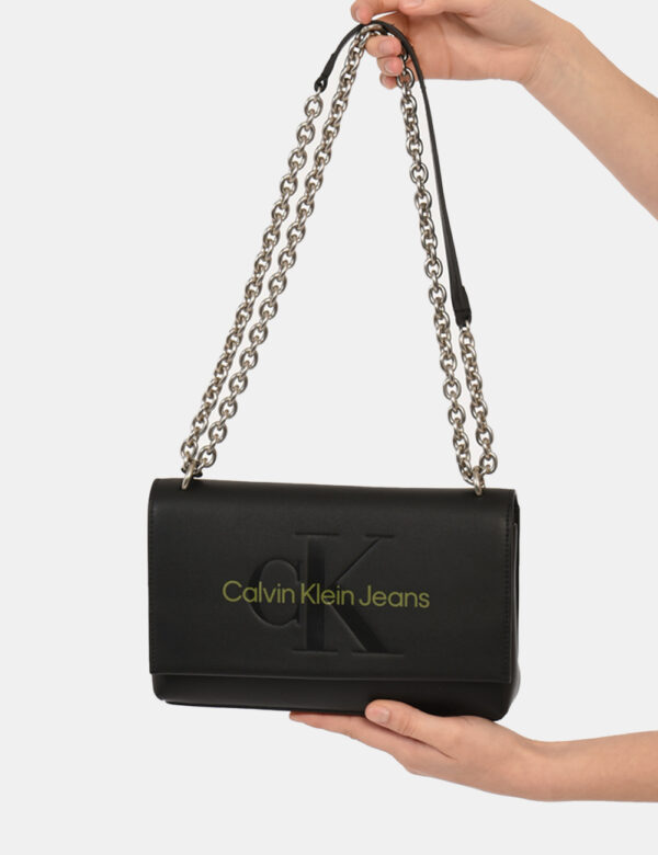 Borsa Calvin Klein Nero - Borsa a tracolla di medie dimensioni in simil pelle ed in total bianco con logo brand. La bag si c