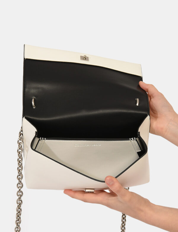 Borsa Calvin Klein Bianco - Borsa a tracolla di medie dimensioni in simil pelle ed in total bianco con logo brand. La bag si