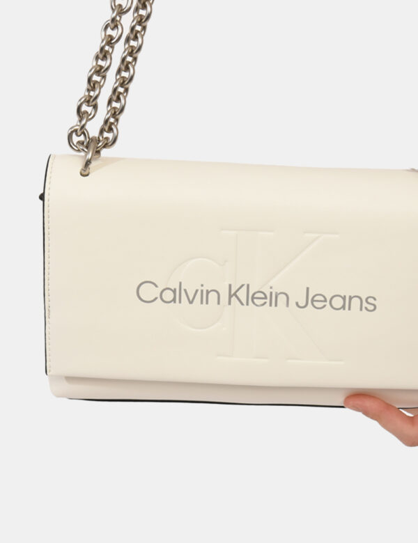 Borsa Calvin Klein Bianco - Borsa a tracolla di medie dimensioni in simil pelle ed in total bianco con logo brand. La bag si