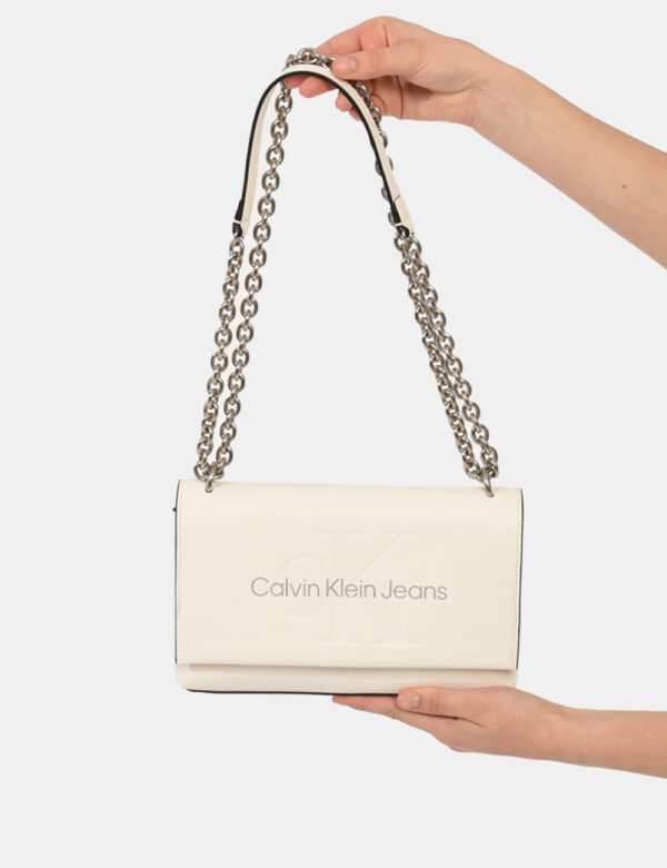 Borsa Calvin Klein Bianco - Borsa a tracolla di medie dimensioni in simil pelle ed in total bianco con logo brand. La bag si