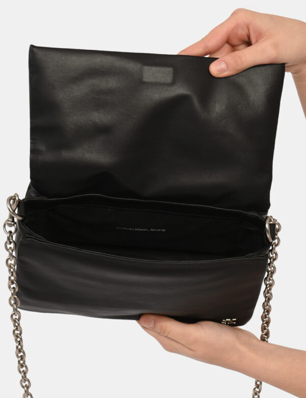 Borsa Calvin Klein Nero - Borsa a tracolla di medie dimensioni in simil pelle ed in total nero. La bag si compone di unico s