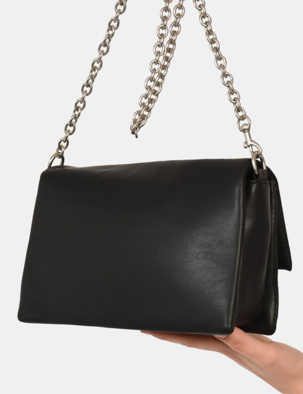 Borsa Calvin Klein Nero - Borsa a tracolla di medie dimensioni in simil pelle ed in total nero. La bag si compone di unico s