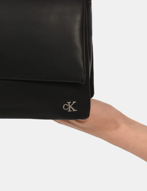 Borsa Calvin Klein Nero - Borsa a tracolla di medie dimensioni in simil pelle ed in total nero. La bag si compone di unico s