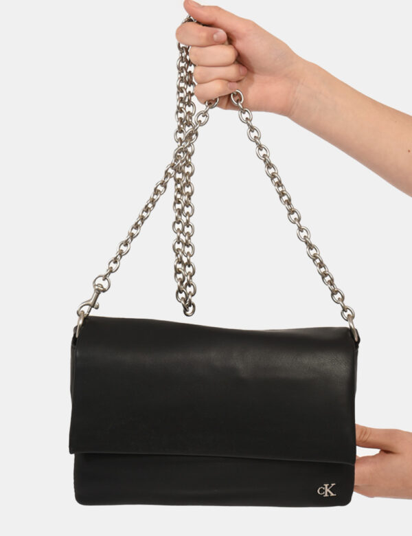 Borsa Calvin Klein Nero - Borsa a tracolla di medie dimensioni in simil pelle ed in total nero. La bag si compone di unico s