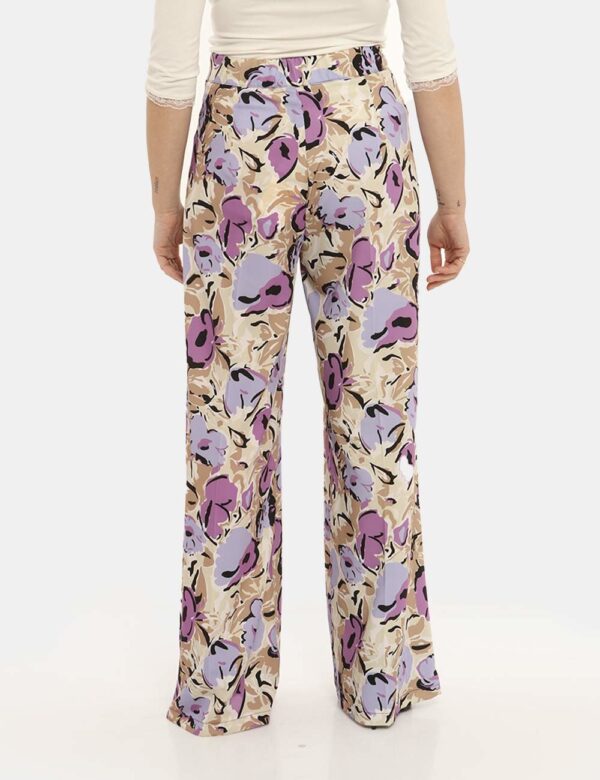 Pantalone Vougue fantasia beige/lilla - COMPOSIZIONE E VESTIBILITÀ:97% poliestere 3% elastaneLa modella è alta 161 cm e indo