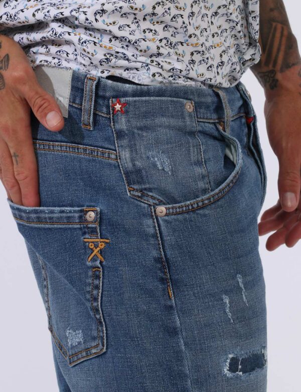 Jeans Berna Jeans - Jeans in total blu denim con tasche sagomate sul fronte e tasche a toppa sul retro. Ulteriore dettaglio