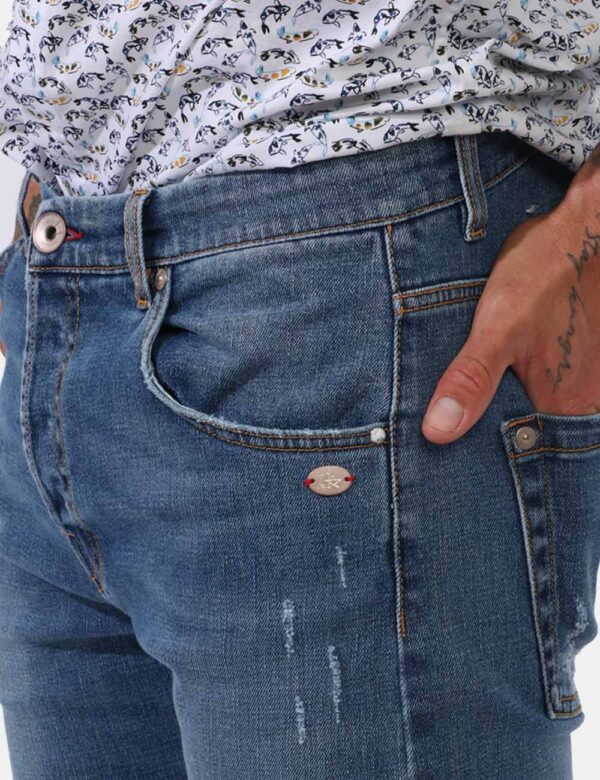 Jeans Berna Jeans - Jeans in total blu denim con tasche sagomate sul fronte e tasche a toppa sul retro. Ulteriore dettaglio