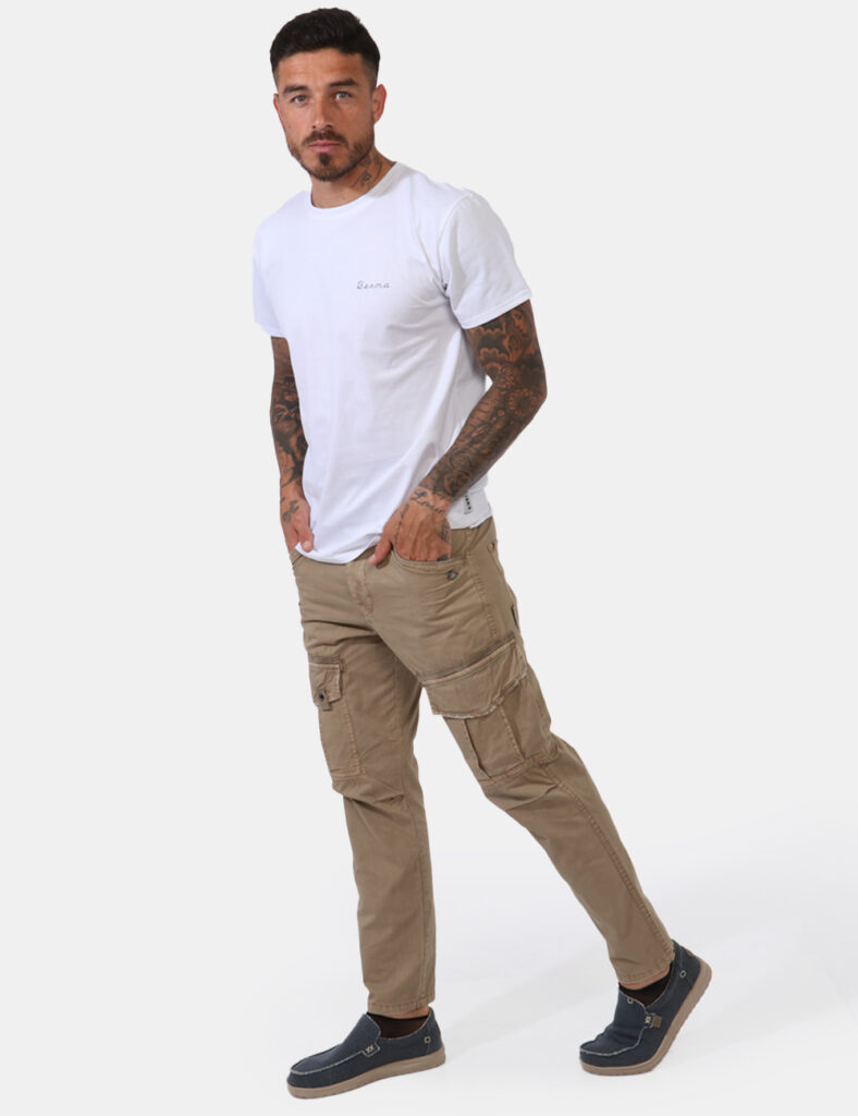 Pantaloni Berna Marrone - Pantaloni in total marrone sabbia, corredati da numerose tasche sia sagomate, sia a toppa. La vest