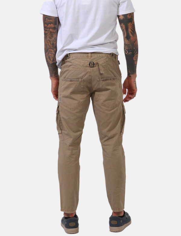 Pantaloni Berna Marrone - Pantaloni in total marrone sabbia con tasche sagomate sul fronte e tasche a toppa sul retro. La ve