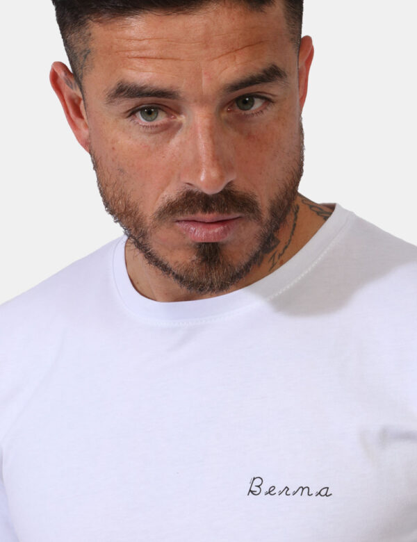 T-shirt Berna Bianco - T-shirt in total bianco con logo brand ricamato nero ad altezza cuore. La vestibilità è morbida e reg
