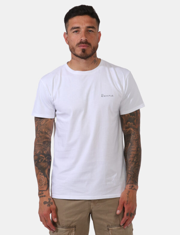 T-shirt Berna Bianco - T-shirt in total bianco con logo brand ricamato nero ad altezza cuore. La vestibilità è morbida e reg