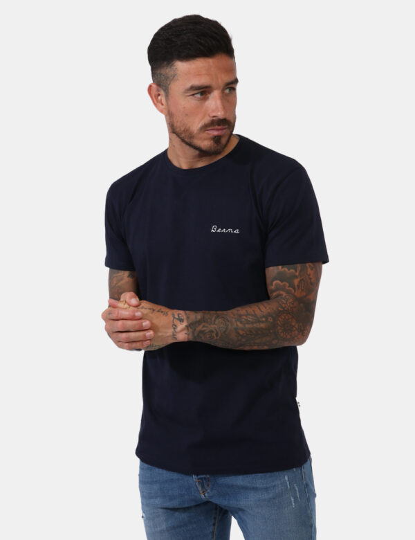 T-shirt Berna Blu - T-shirt in total blu navy con logo brand ricamato bianco ad altezza cuore. La vestibilità è morbida e re