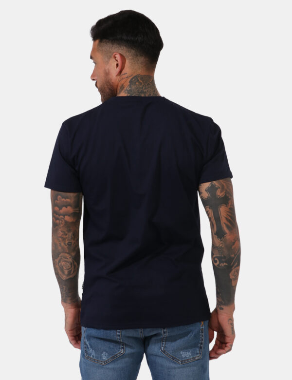 T-shirt Berna Blu - T-shirt in total blu navy con logo brand ricamato bianco ad altezza cuore. La vestibilità è morbida e re