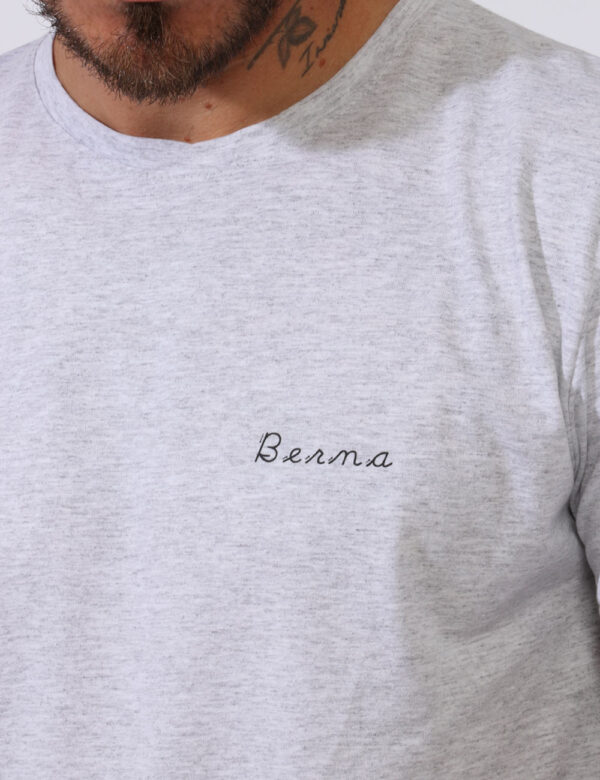 T-shirt Berna Grigio - T-shirt in total grigio chiaro con logo brand ricamato nero ad altezza cuore. La vestibilità è morbid