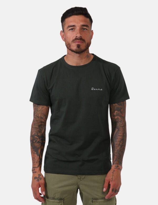 T-shirt Berna Verde - T-shirt in total verde militare con logo brand ricamato bianco ad altezza cuore. La vestibilità è morb