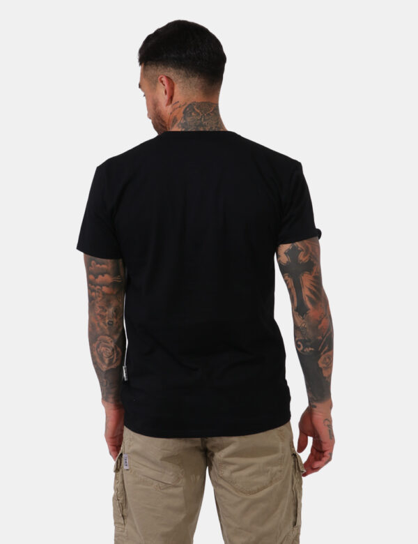 T-shirt Berna Nero - T-shirt in total nero con logo brand ricamato bianco ad altezza cuore. La vestibilità è morbida e regol