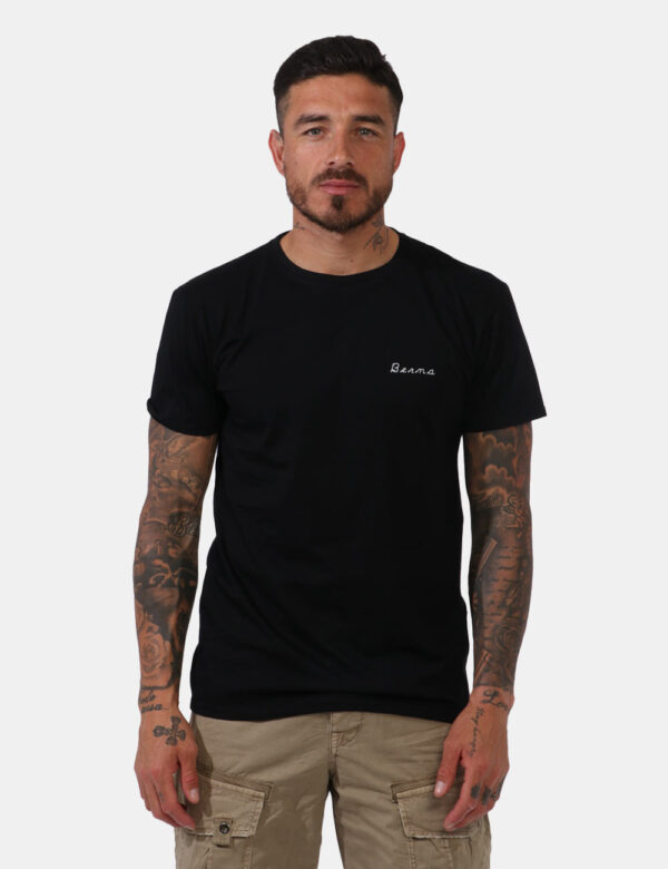 T-shirt Berna Nero - T-shirt in total nero con logo brand ricamato bianco ad altezza cuore. La vestibilità è morbida e regol